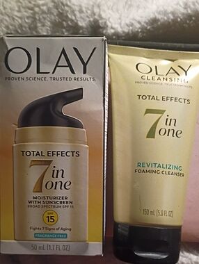 OLAY 7 in 1 Fragrance Free Moisturizer w/ SPF 15 & (1) REVITALIZING Cleanser